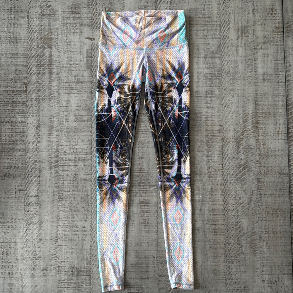 Niyama Sol Black and Gray Leggings with Intricate Patterns
